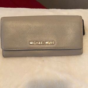 🌷SOLD 🌷Michael Kors wallet